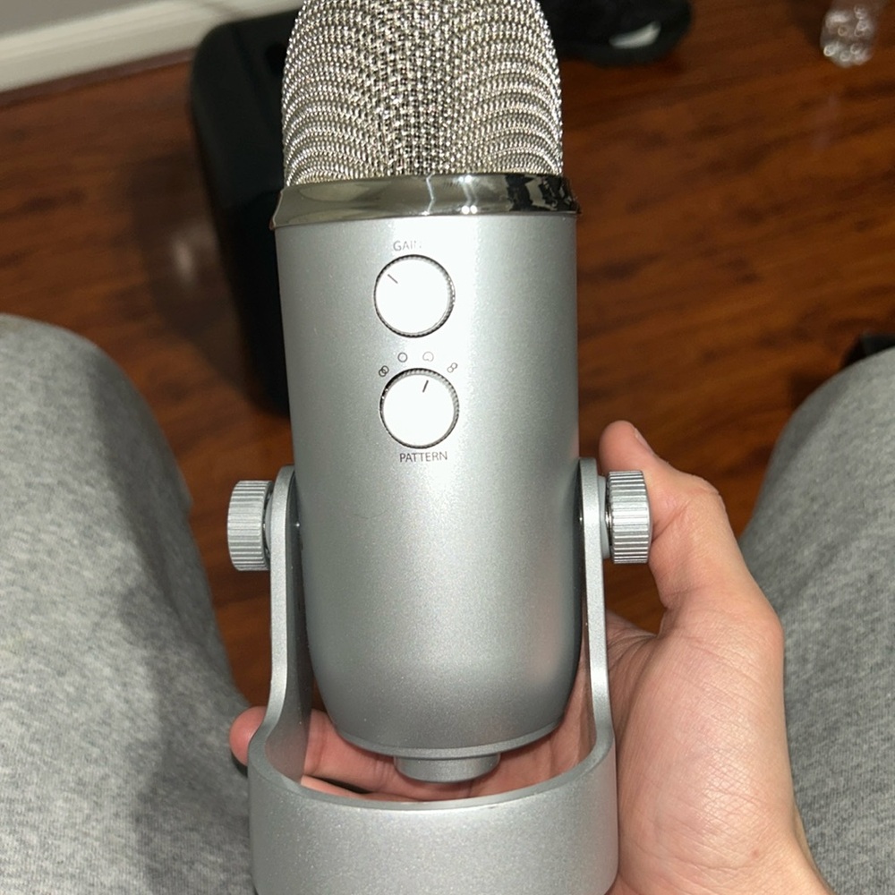 Blue yeti microphone - no power cord